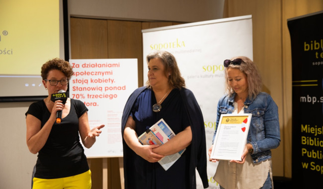 Powiększ obraz: Trzy reprezentantki Sopotu odbierają certyfikat dla wejścia numer 23